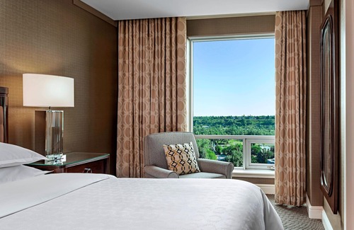 Eau Claire Hotel | Premier Sheraton Suites Calgary Eau Claire: Family-Friendly Escape