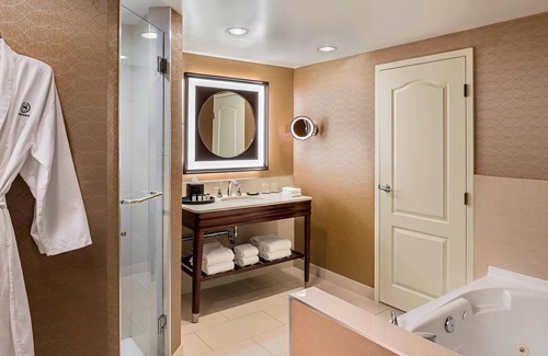 Eau Claire Hotel | Premier Sheraton Suites Calgary Eau Claire: Family-Friendly Escape