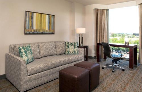 Elk Grove Village Hotel | Discover Sheraton Suites Chicago Elk Grove: Pet Friendly Stay