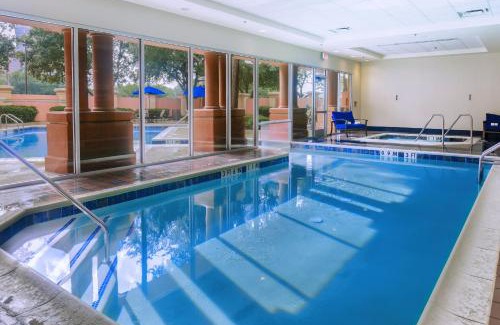 Dallas Design District Hotel | Relax at Sheraton Suites Market Center Dallas: Pet-Friendly Retreat