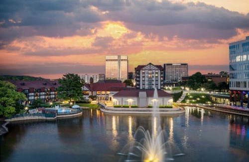 Maryland Heights Hotel | Relax at Sheraton Westport Lakeside Chalet with Great Amenities