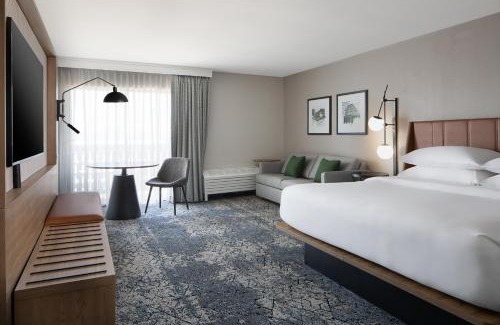 Maryland Heights Hotel | Relax at Sheraton Westport Lakeside Chalet with Great Amenities
