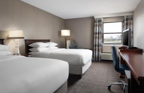 Maryland Heights Hotel | Relax at Sheraton Westport Lakeside Chalet with Great Amenities
