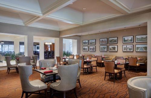 Maryland Heights Hotel | Relax at Sheraton Westport Lakeside Chalet with Great Amenities