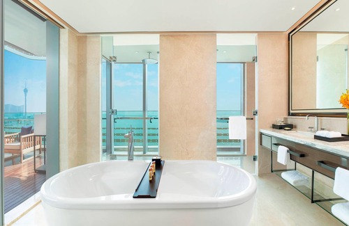 Xiangzhou District Hotel | Elegant Sheraton Zhuhai Hotel: Rated 8.8 with Pool & Spa