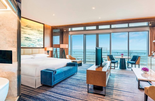Xiangzhou District Hotel | Elegant Sheraton Zhuhai Hotel: Rated 8.8 with Pool & Spa