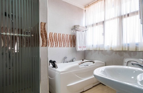 Kitwe Hotel | Elegant Sherbourne Hotel with Pool & Family Amenities