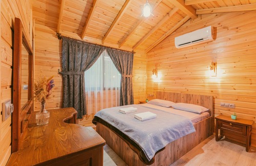 Olympos House | Discover Sheriff: Family-Friendly Retreat with Dining Options