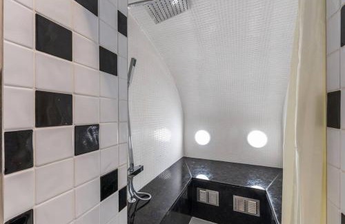 Bloomsbury House | Discover Sherlocks: Pet-Friendly Escape with Breakfast Included