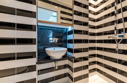 Bloomsbury House | Discover Sherlocks: Pet-Friendly Escape with Breakfast Included