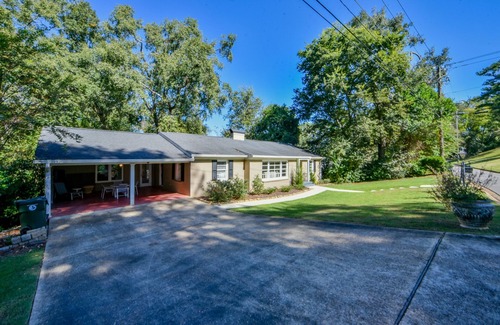 Tuscaloosa House | Enjoy Sherwood House: Steps from Stadium & Pet Friendly!