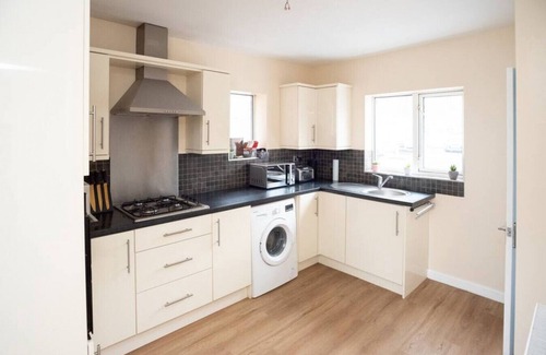 Mansfield House | Discover Sherwood Pines: Perfect Family Getaway with Kitchen