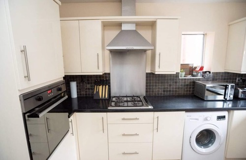Mansfield House | Discover Sherwood Pines: Perfect Family Getaway with Kitchen