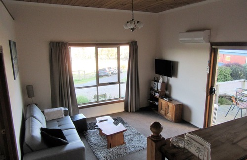 Latrobe Apartment | Inviting Sherwood View Accommodation with Family Amenities