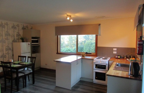 Latrobe Apartment | Inviting Sherwood View Accommodation with Family Amenities