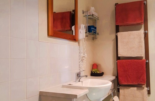 Latrobe Apartment | Inviting Sherwood View Accommodation with Family Amenities