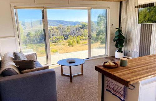 Cobungra Apartment | Discover Shiki Snow Cabin: Oceanfront Retreat with Hot Tub