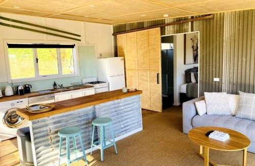 Cobungra Apartment | Discover Shiki Snow Cabin: Oceanfront Retreat with Hot Tub