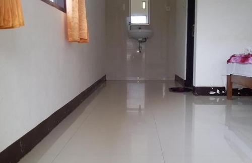 Moni House | Discover SHILA GUEST HOUSE with Hot Tub & Kitchen Access