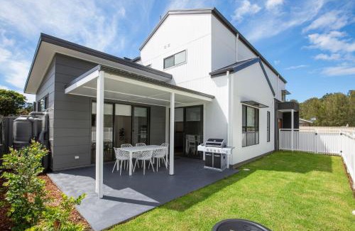 Culburra Beach House | Pet-Friendly Shiloh Shores with Fire Pit - 5 Mins to Beach