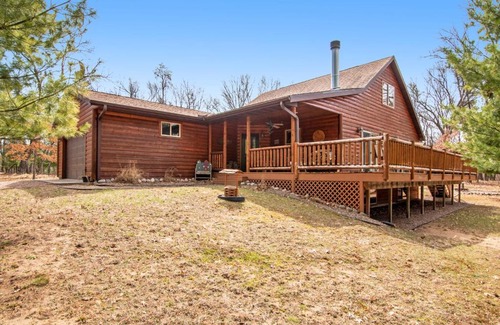 Nekoosa House | Shiloh: Family-Friendly Stays with Pet-Friendly Perks