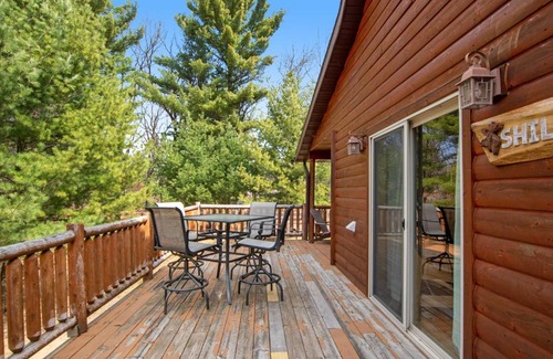 Nekoosa House | Shiloh: Family-Friendly Stays with Pet-Friendly Perks