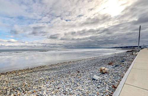 York Beach Apartment | Scenic Seaview Retreat: Guest Rated 10/10 & Child-Friendly