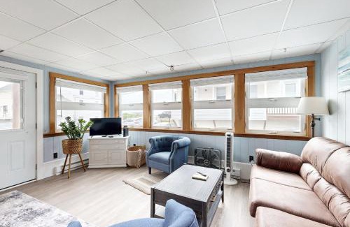 York Beach Apartment | Scenic Seaview Retreat: Guest Rated 10/10 & Child-Friendly