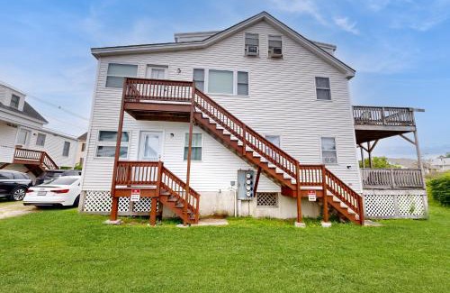 York Beach Apartment | Scenic Seaview Retreat: Guest Rated 10/10 & Child-Friendly
