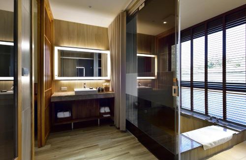 Yuanli Hotel | Discover Shine Mood Resort Yuanli with Pool & Hot Tub