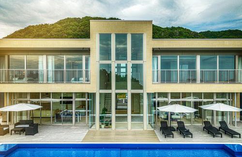 Shirahama Villa | Experience Shingetsuann Shirahama: Oceanfront Pool Retreat