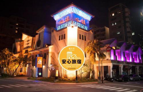 North District Hotel | Pet-Friendly Getaway at Shining Motel with Spa & Hot Tub