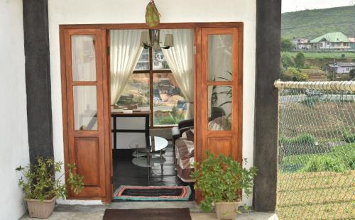 Nuwara Eliya House | Budget-Friendly Stay at SHINY COT with Breakfast Included