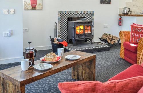 Bacton House | Experience Ship Ahoy: Pet-Friendly Retreat with 9.8 Rating