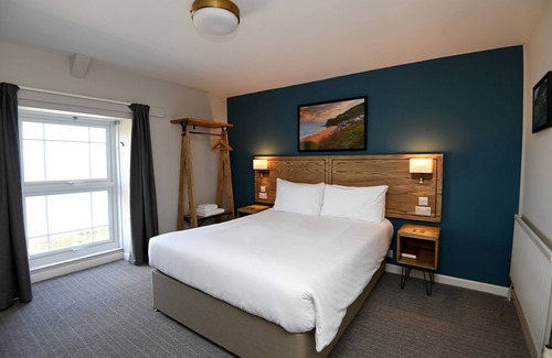 Tan-y-groes Hotel | Discover Ship Inn: Family-Friendly Retreat with Breakfast