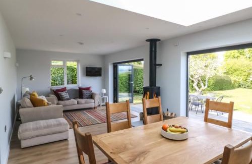 Shipton Gorge House | Pet-Friendly Retreat at Shipton Hill View - Rated 8/10