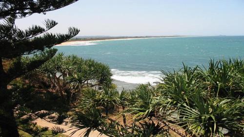 Moffat Beach House | Family-Friendly Shipton Lodge Unit 3 Near Moffat Beach