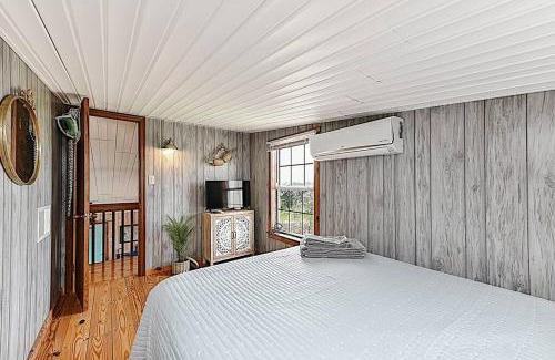 Sealevel House | Waterfront House Boat: Pet & Child Friendly Retreat