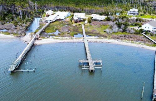 Sealevel House | Waterfront House Boat: Pet & Child Friendly Retreat