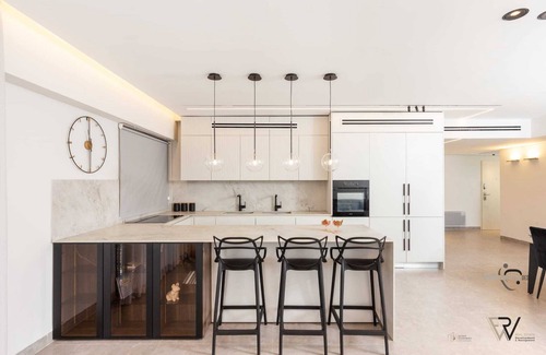 Mea She'arim Apartment | Elegant Shirat Haneviim Penthouse with Great Amenities