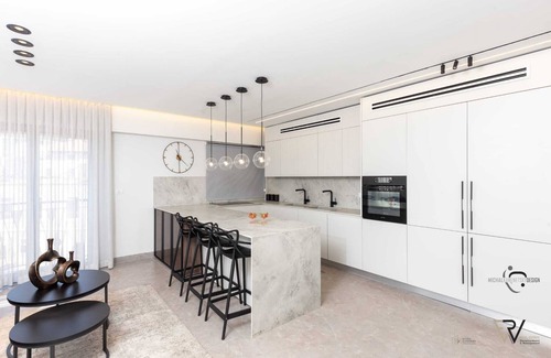 Mea She'arim Apartment | Elegant Shirat Haneviim Penthouse with Great Amenities