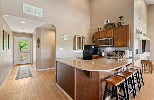 Lago Vista House | Shiraz Haus - Unit B