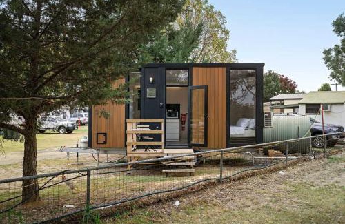 Avoca House | Cozy Shiraz Tiny House - Family-Friendly Retreat Awaits