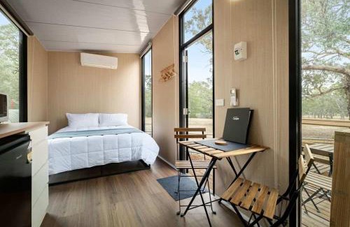 Avoca House | Cozy Shiraz Tiny House - Family-Friendly Retreat Awaits