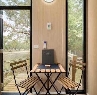 Avoca House | Cozy Shiraz Tiny House - Family-Friendly Retreat Awaits