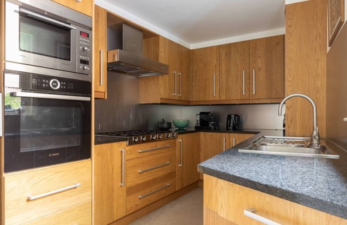 Little Venice Apartment | Shirland Road II: Pet-Friendly Retreat with Spa & Breakfast