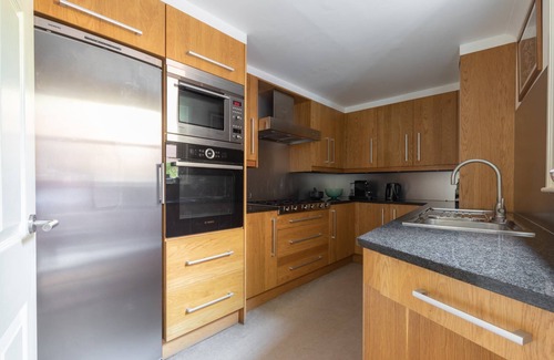 Little Venice Apartment | Shirland Road II: Pet-Friendly Retreat with Spa & Breakfast