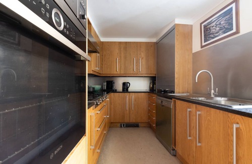 Little Venice Apartment | Shirland Road II: Pet-Friendly Retreat with Spa & Breakfast