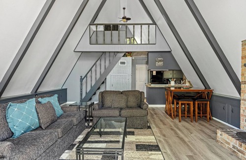 Etoile House | Pet-Friendly Shirley Creek Lake House with Lake View