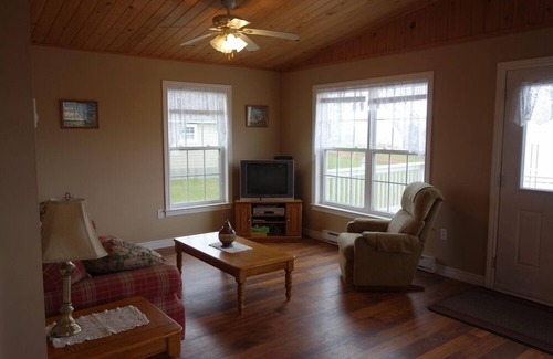 Sea View Cottage | Perfect Family Getaway at Shirley's Cottage By The Sea
